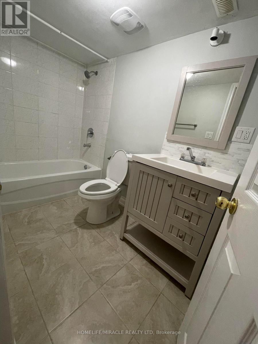 28 Whitwell Drive, Brampton, Ontario  L6P 1A1 - Photo 6 - W12470383