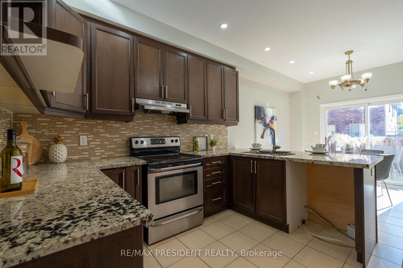 77 Zelda Road, Brampton, Ontario  L6R 3V3 - Photo 9 - W12470388