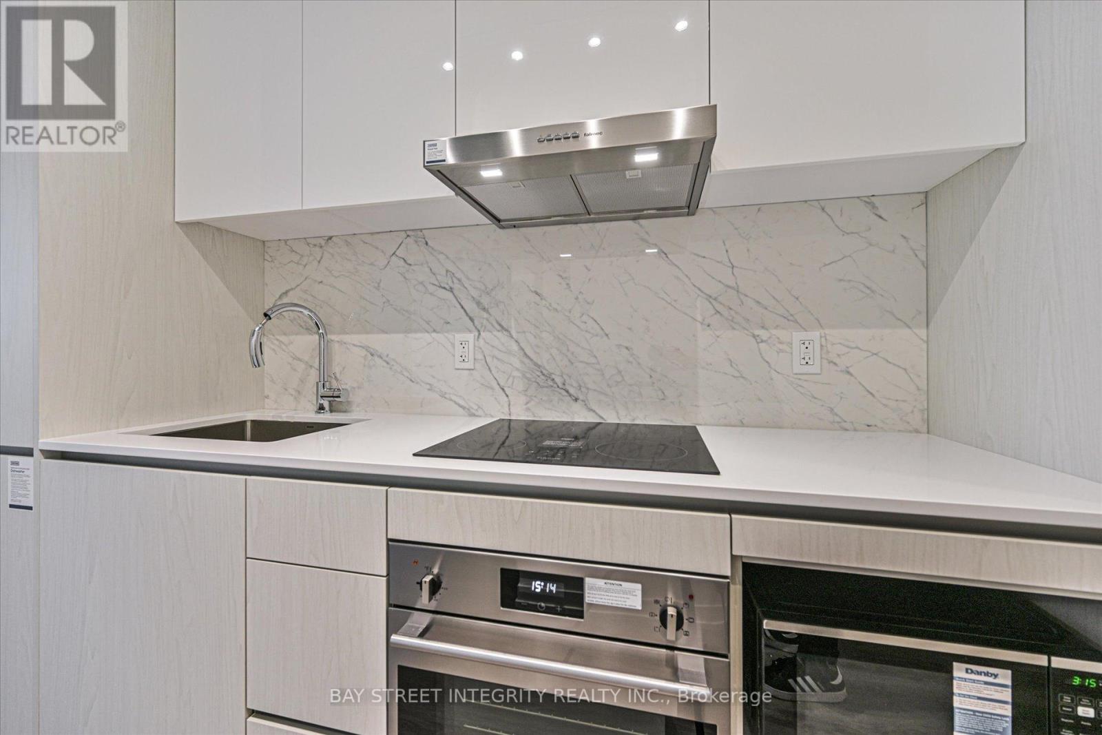 2915 - 28 Interchange Way, Vaughan, Ontario  L4K 0P8 - Photo 6 - N12458624