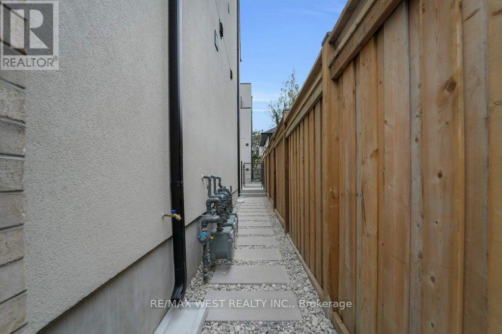 C - 661 Winona Drive, Toronto, Ontario  M6C 3V6 - Photo 43 - C12470406