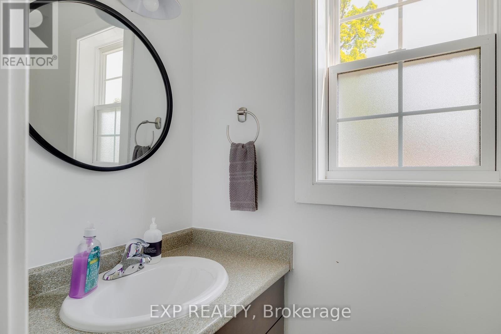 28 Centre Street, Lambton Shores, Ontario  N0M 1T0 - Photo 12 - X12470407