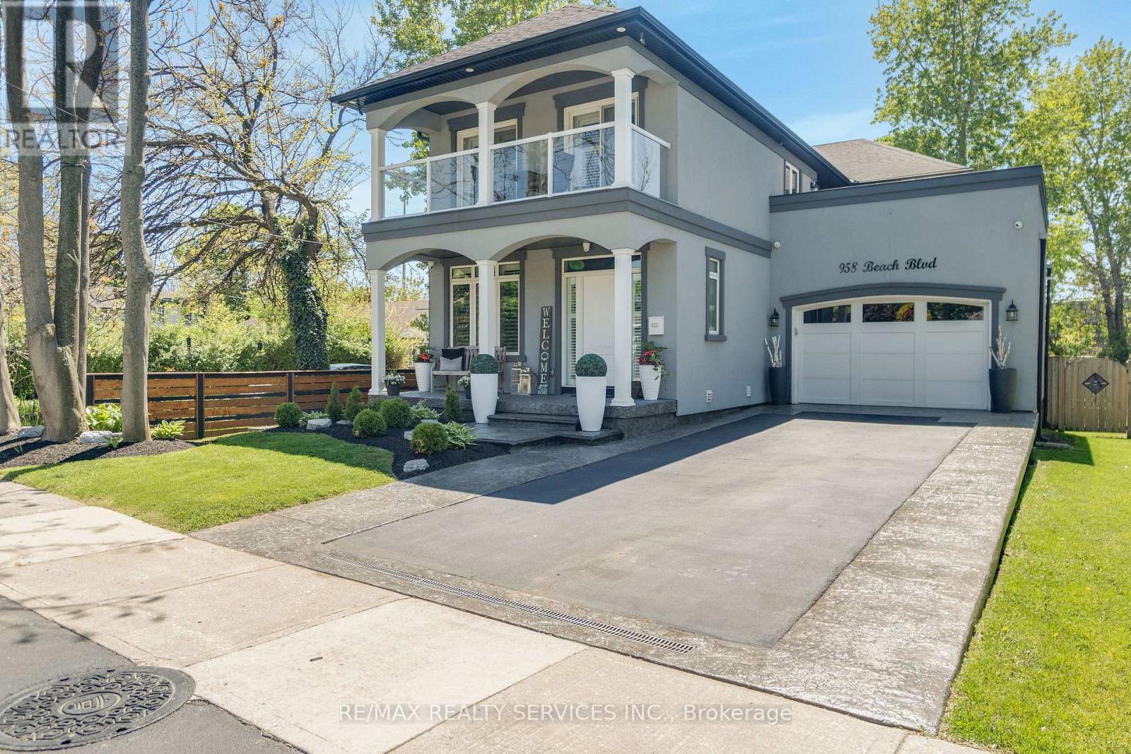 958 Beach Boulevard, Hamilton, Ontario  L8H 6Z4 - Photo 2 - X12470420