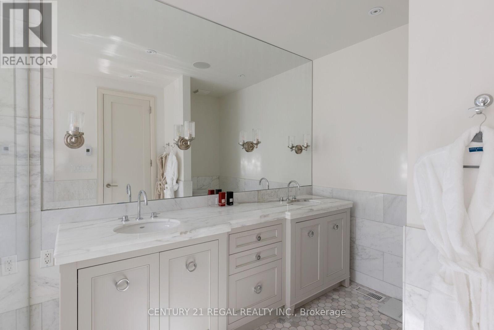 2442 Meadowood Crescent, Oakville, Ontario  L6L 1V6 - Photo 24 - W12469948