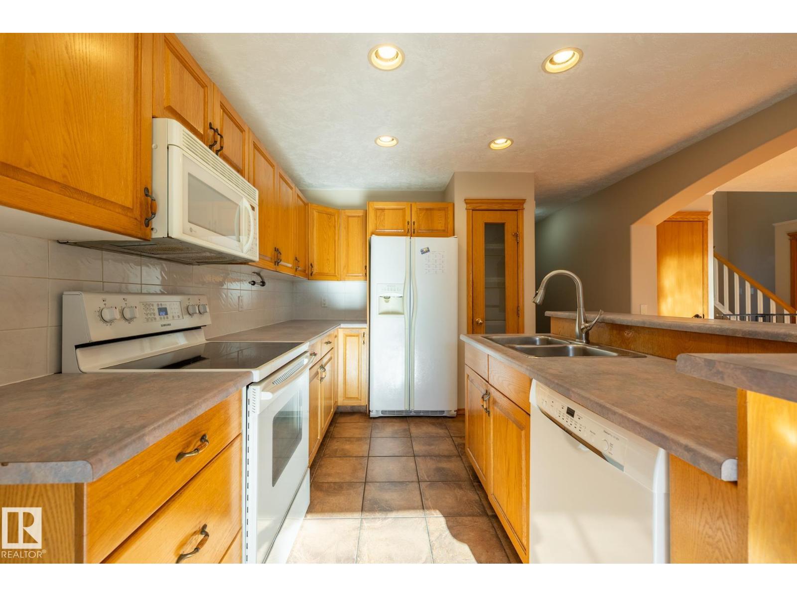 9813 180 Av Nw, Edmonton, Alberta  T5X 6A1 - Photo 3 - E4462707