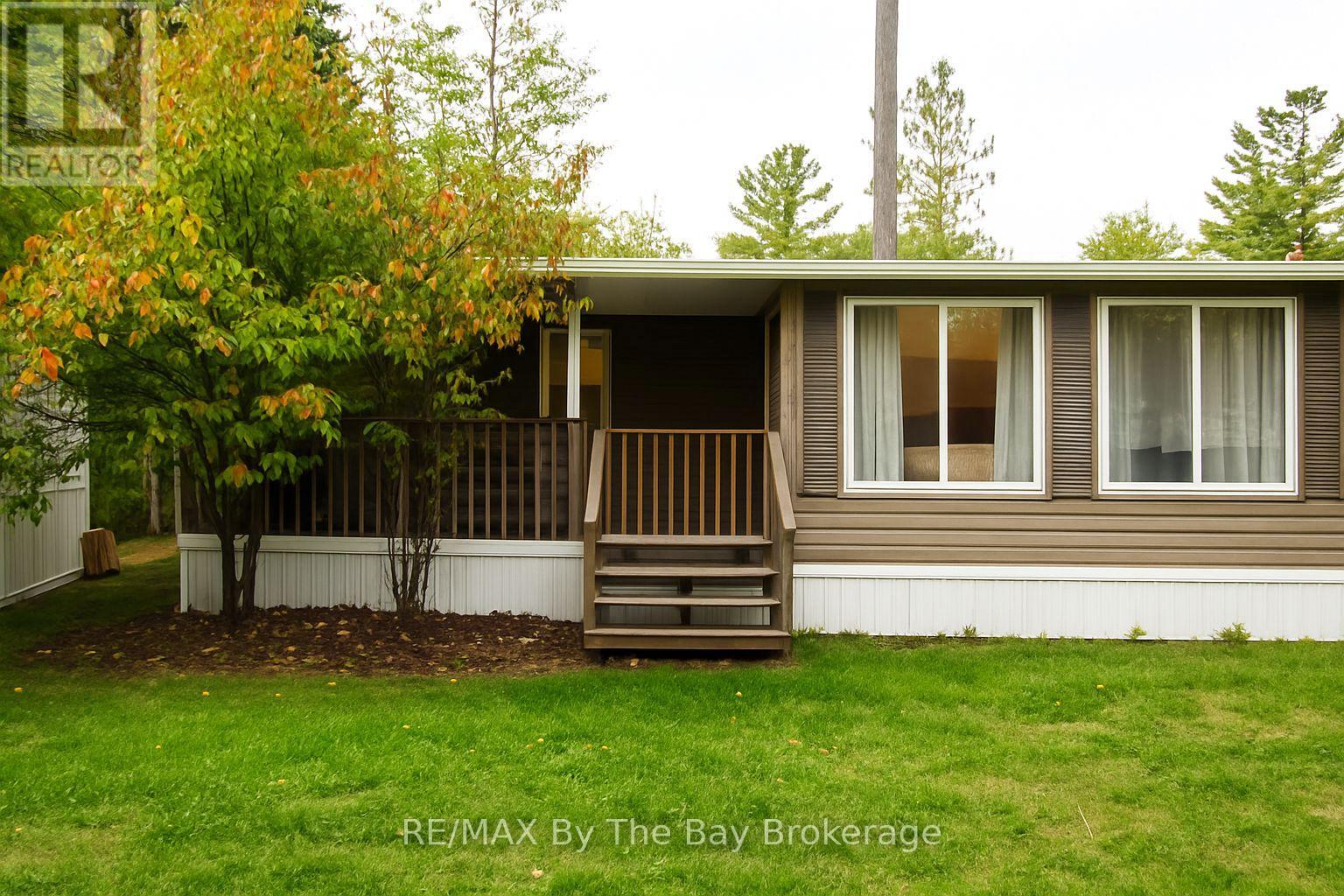 5 Nipagon Circle, Wasaga Beach, Ontario  L9Z 1X7 - Photo 3 - S12424632