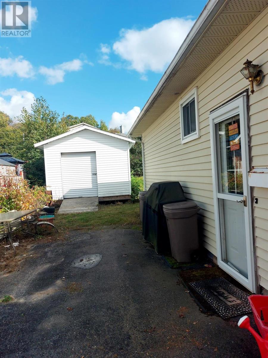 27 Canberra Cres, Elliot Lake, Ontario  P5A 2M5 - Photo 2 - SM252955