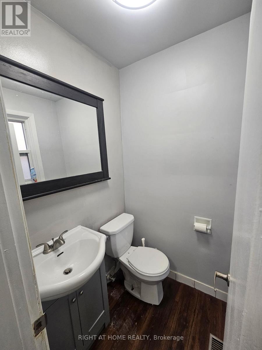 302 Westcourt Place, Waterloo, Ontario  N2L 2R7 - Photo 4 - X12470482