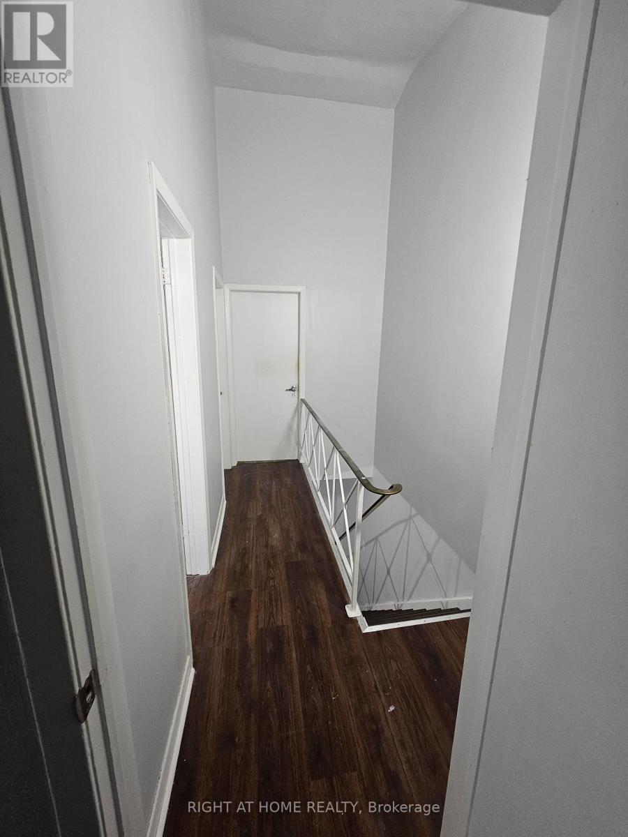 302 Westcourt Place, Waterloo, Ontario  N2L 2R7 - Photo 5 - X12470482