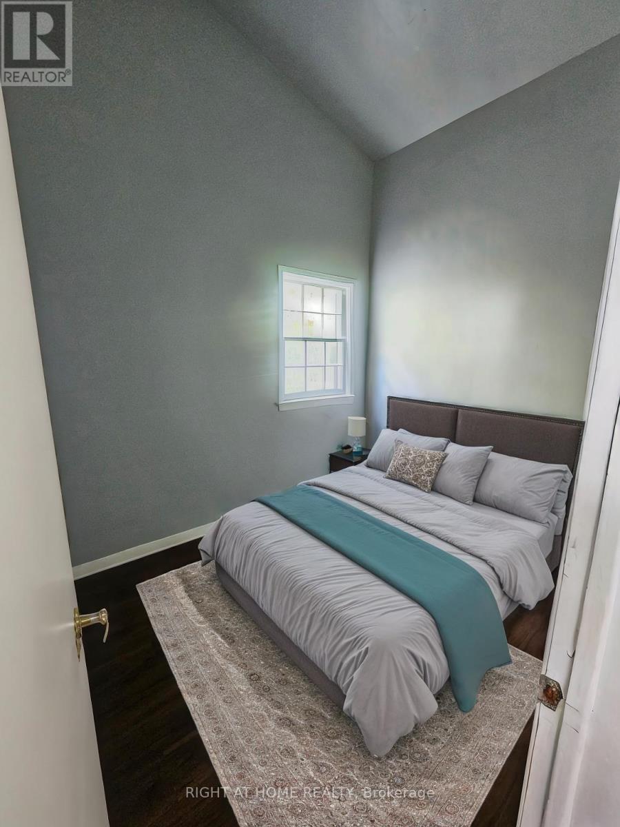 302 Westcourt Place, Waterloo, Ontario  N2L 2R7 - Photo 6 - X12470482
