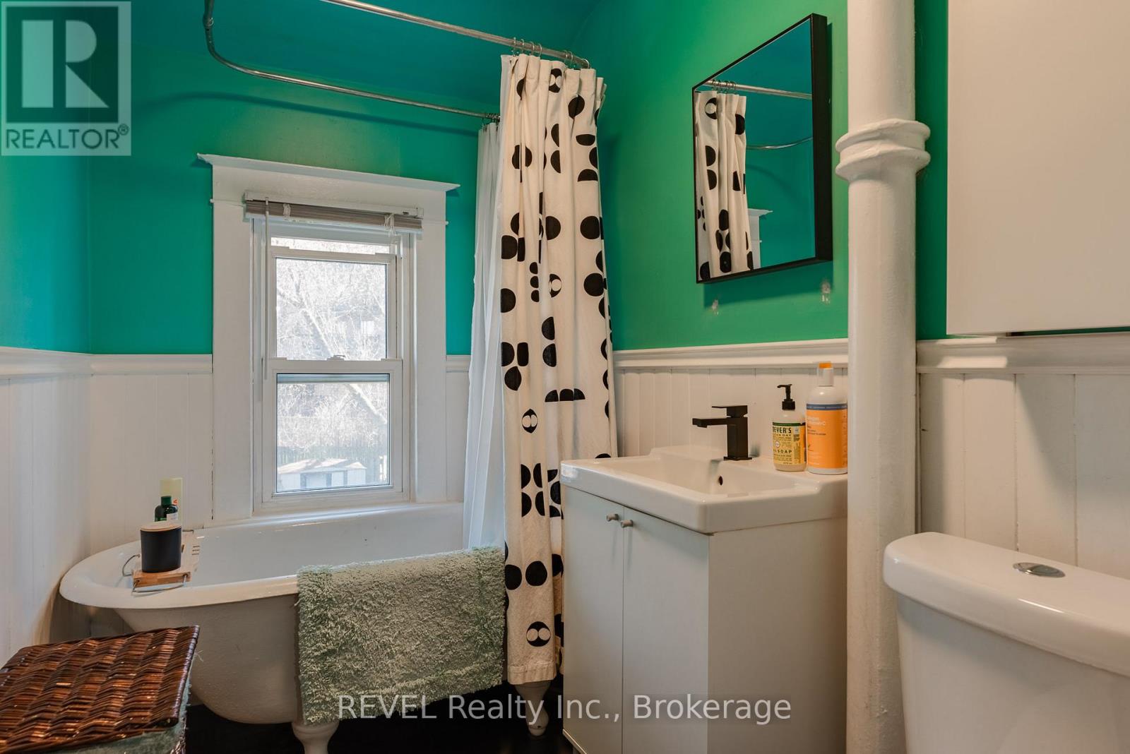 48 1/2 Wellington Street, St. Catharines (Downtown), Ontario  L2R 5R1 - Photo 12 - X12470493