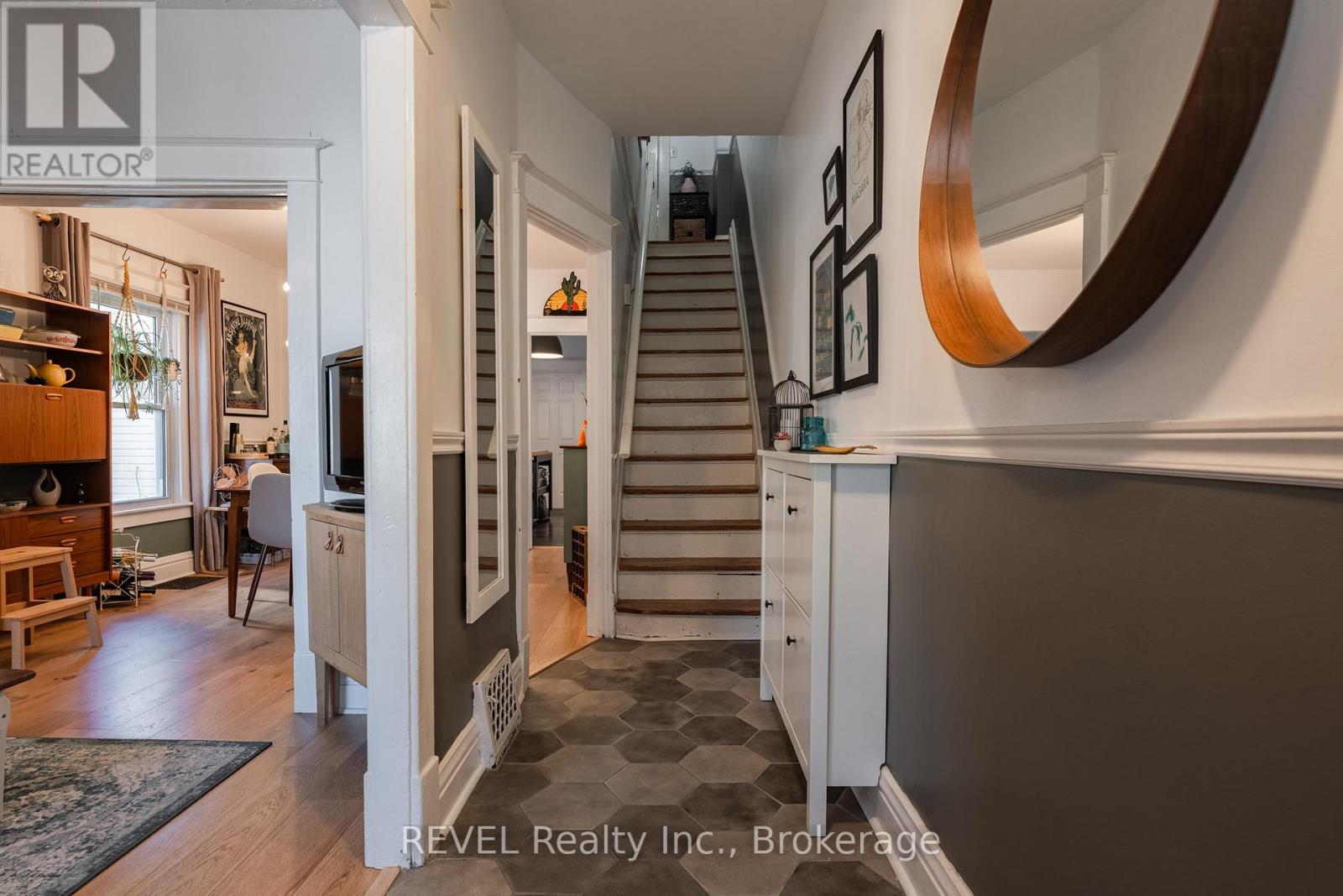 48 1/2 Wellington Street, St. Catharines, Ontario  L2R 5R1 - Photo 3 - X12470493