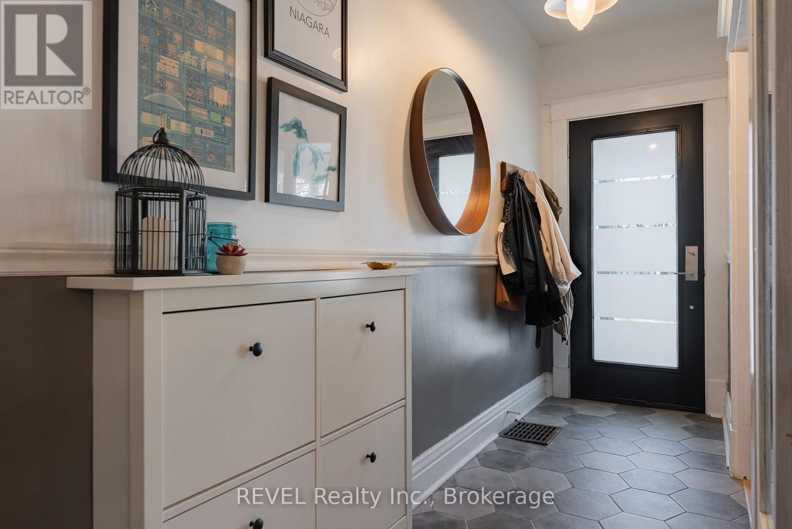 48 1/2 Wellington Street, St. Catharines, Ontario  L2R 5R1 - Photo 4 - X12470493