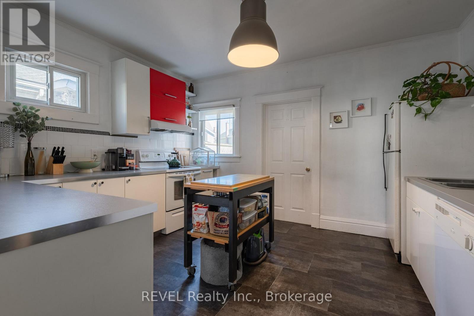 48 1/2 Wellington Street, St. Catharines (Downtown), Ontario  L2R 5R1 - Photo 9 - X12470493