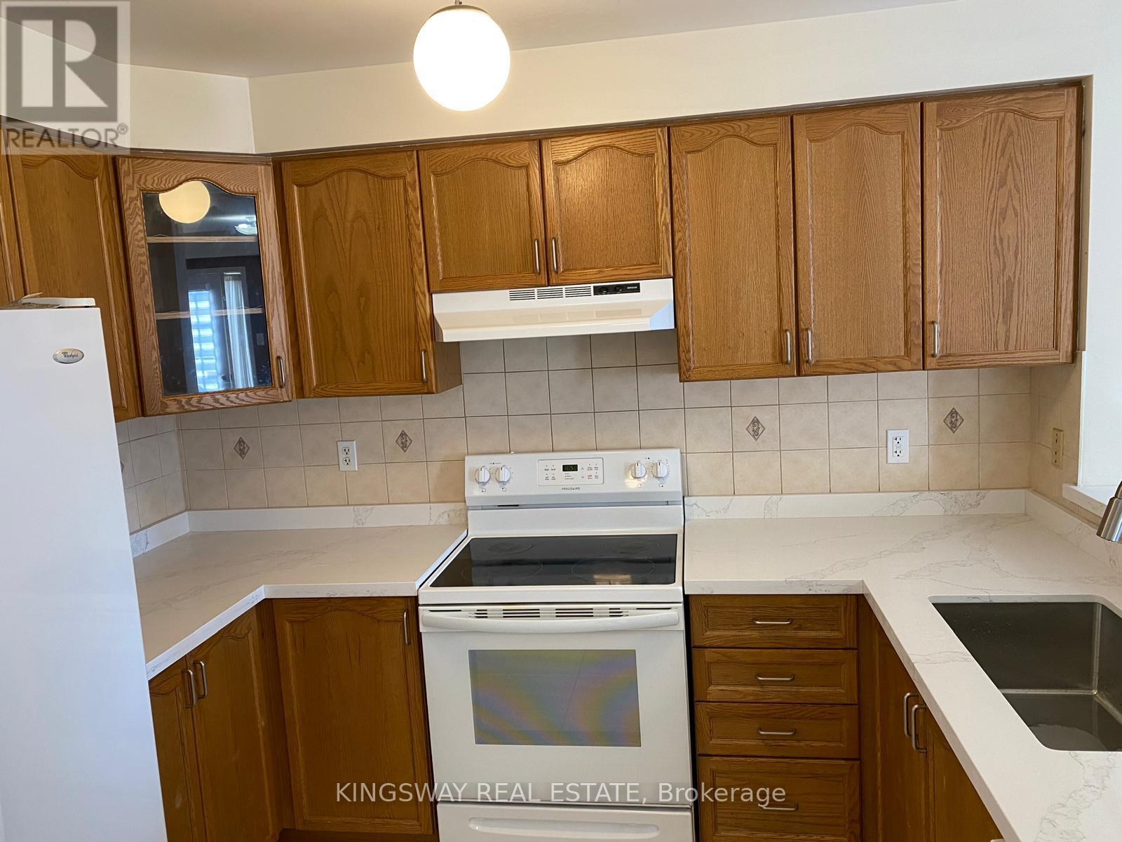 3022 Mission Hill Drive, Mississauga, Ontario  L5M 0C1 - Photo 4 - W12469960