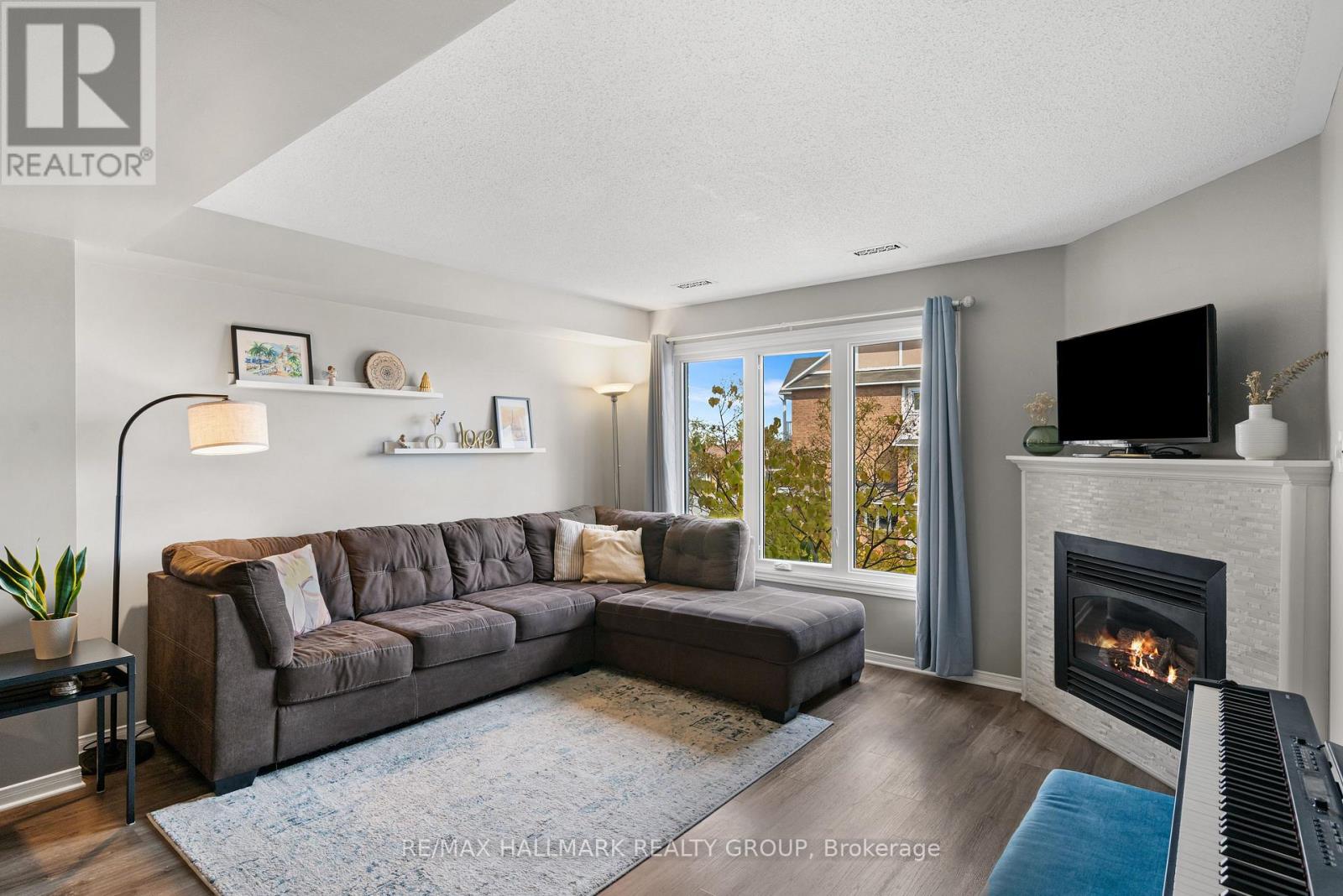 1133 Gablefield Private, Ottawa, Ontario  K1J 1E4 - Photo 3 - X12470513