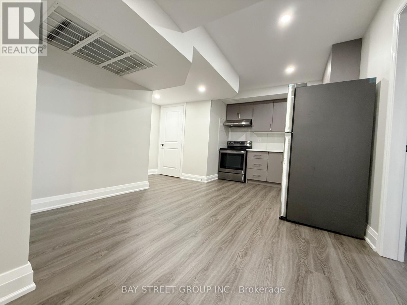 39 Crofting Crescent, Markham, Ontario  L6E 0W1 - Photo 4 - N12470530