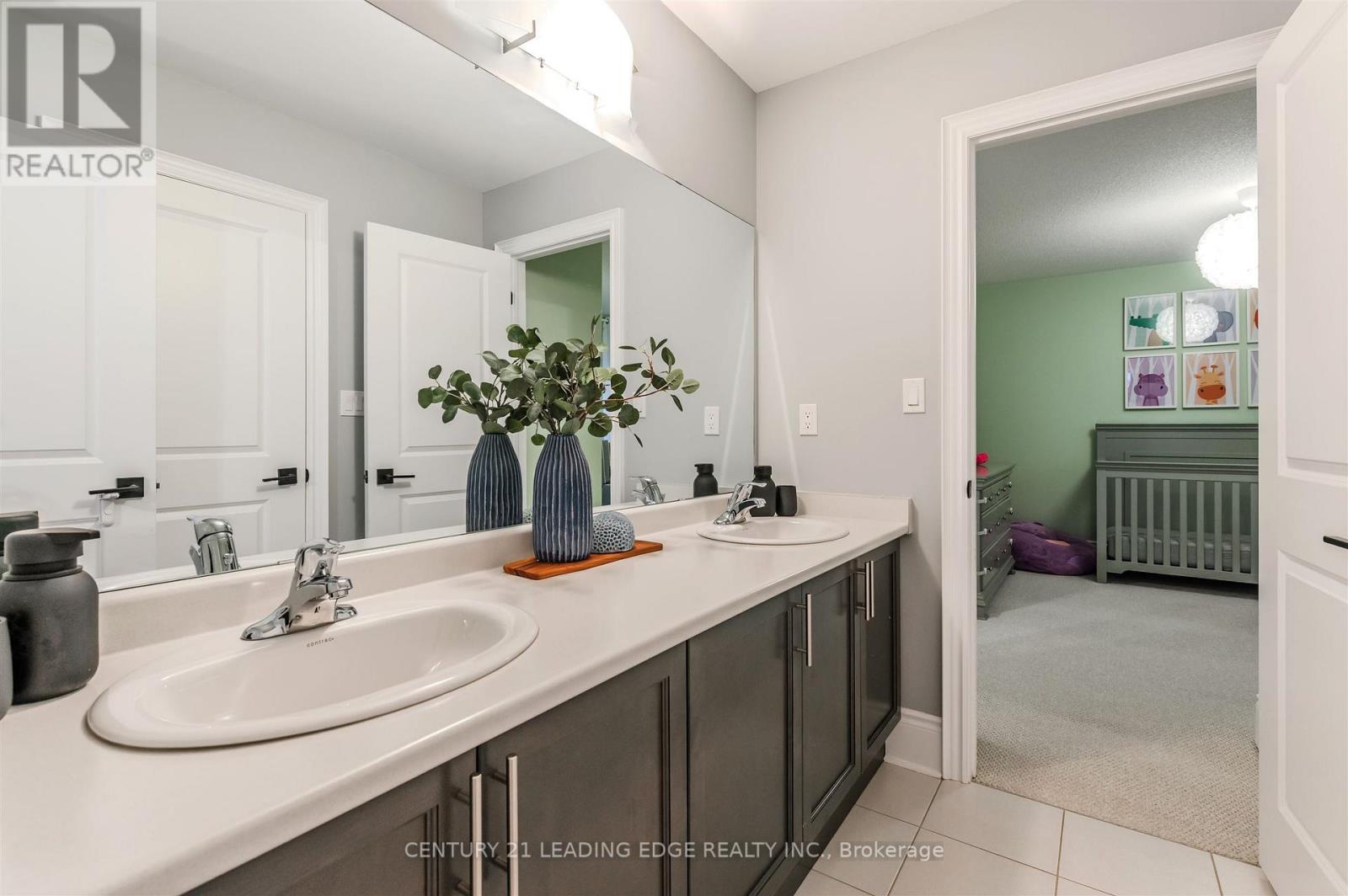 82 Gibson Circle, Bradford West Gwillimbury, Ontario  L3Z 0W9 - Photo 19 - N12470539