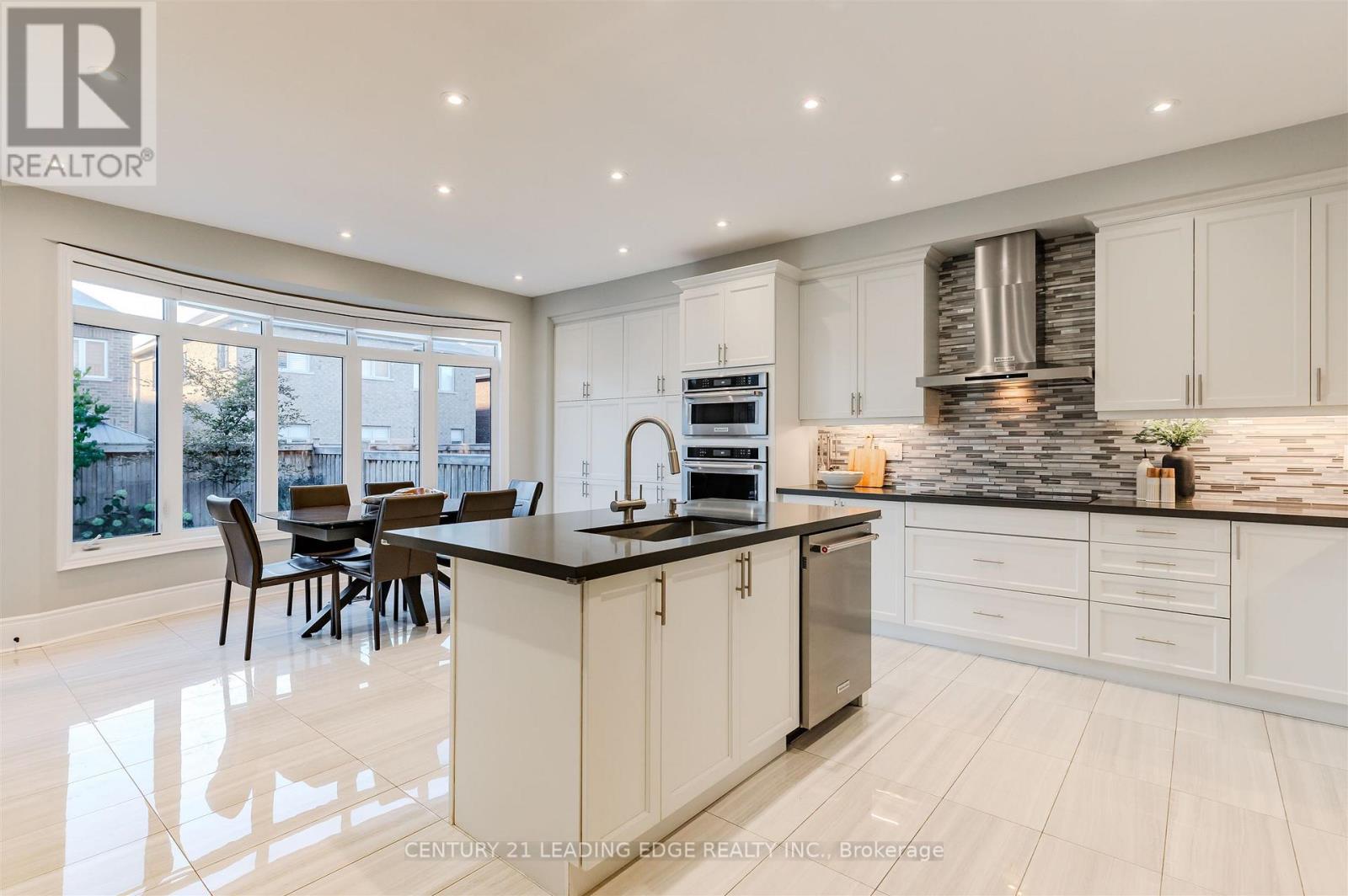 82 Gibson Circle, Bradford West Gwillimbury, Ontario  L3Z 0W9 - Photo 4 - N12470539