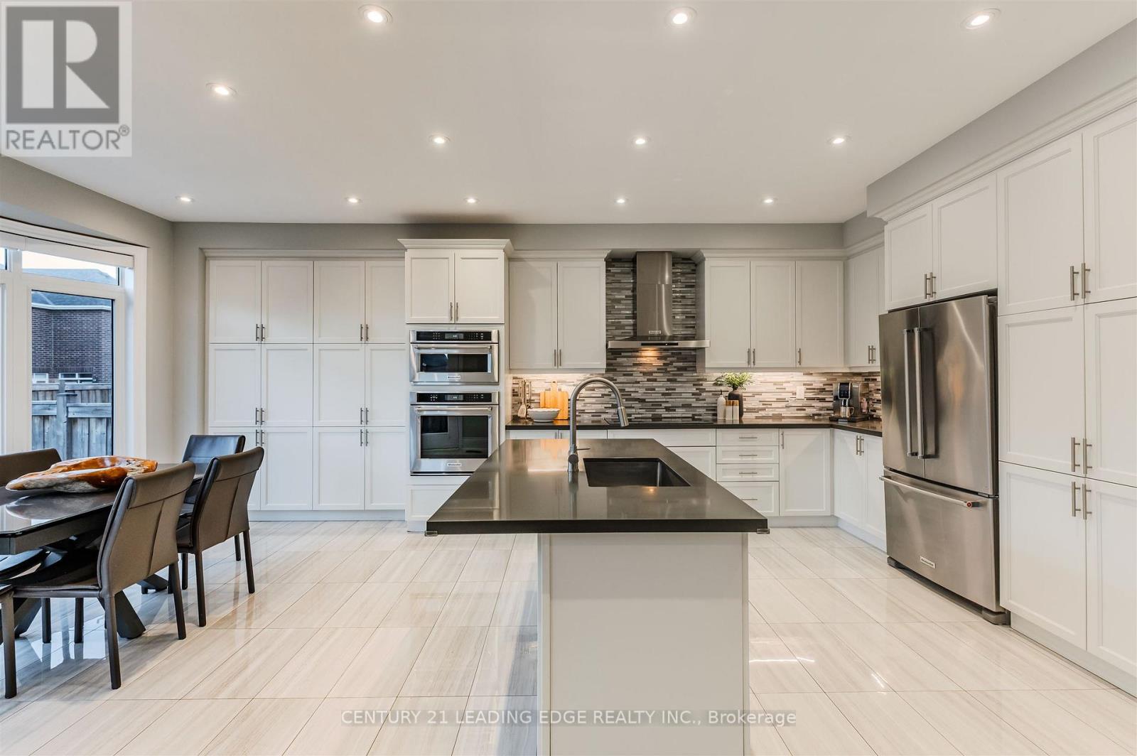 82 Gibson Circle, Bradford West Gwillimbury, Ontario  L3Z 0W9 - Photo 5 - N12470539