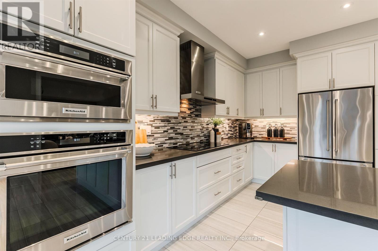 82 Gibson Circle, Bradford West Gwillimbury, Ontario  L3Z 0W9 - Photo 6 - N12470539