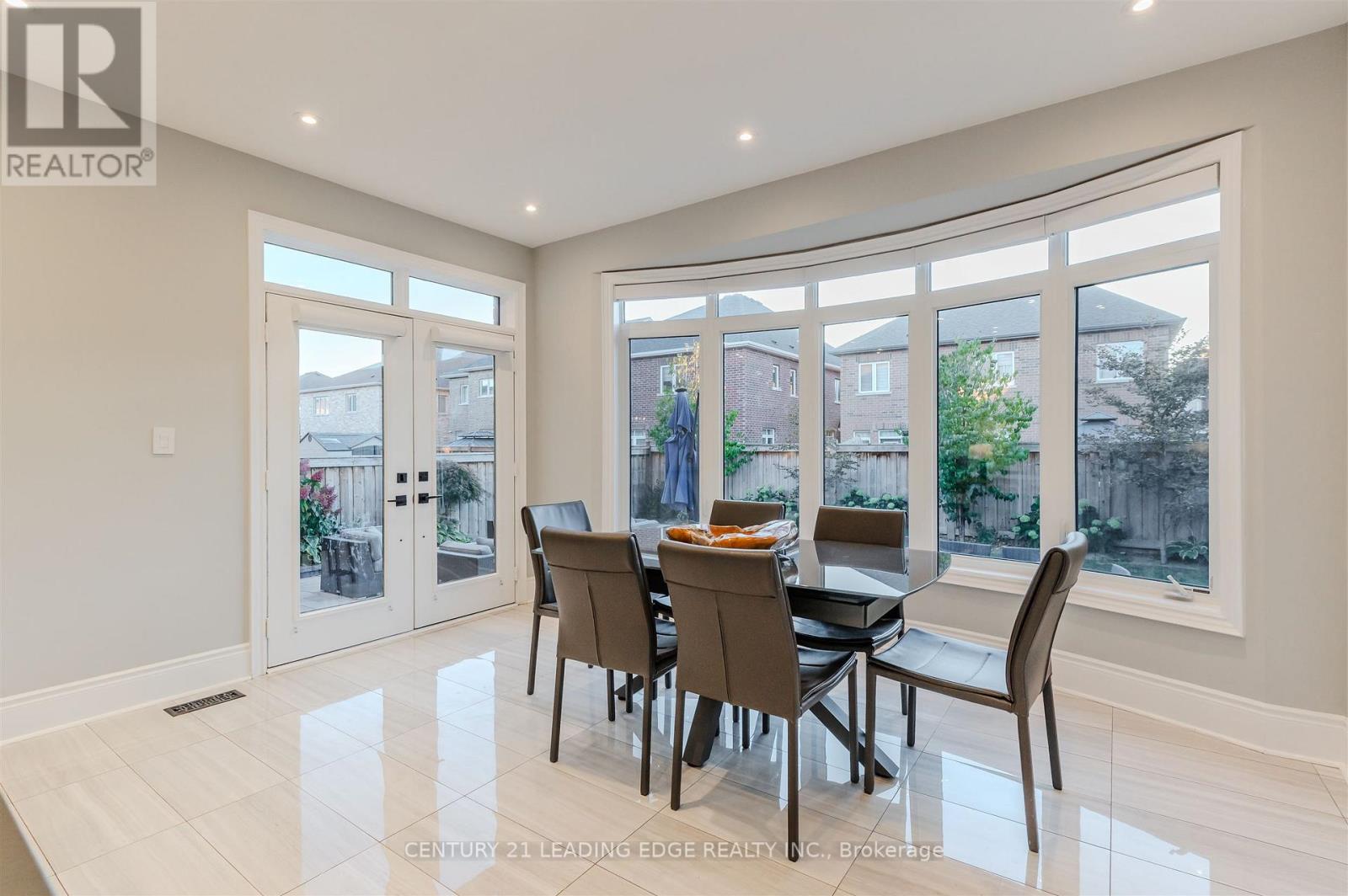 82 Gibson Circle, Bradford West Gwillimbury, Ontario  L3Z 0W9 - Photo 8 - N12470539