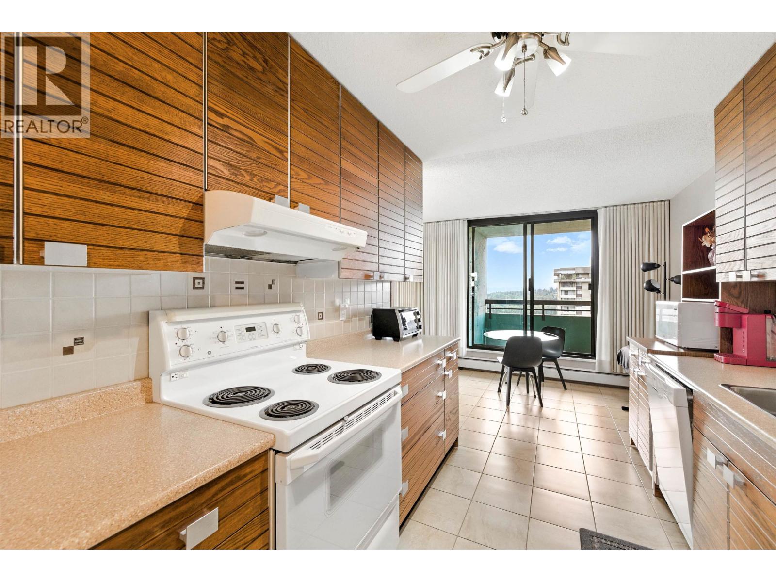 2403 3737 Bartlett Court, Burnaby, British Columbia  V3J 7E3 - Photo 4 - R3040444