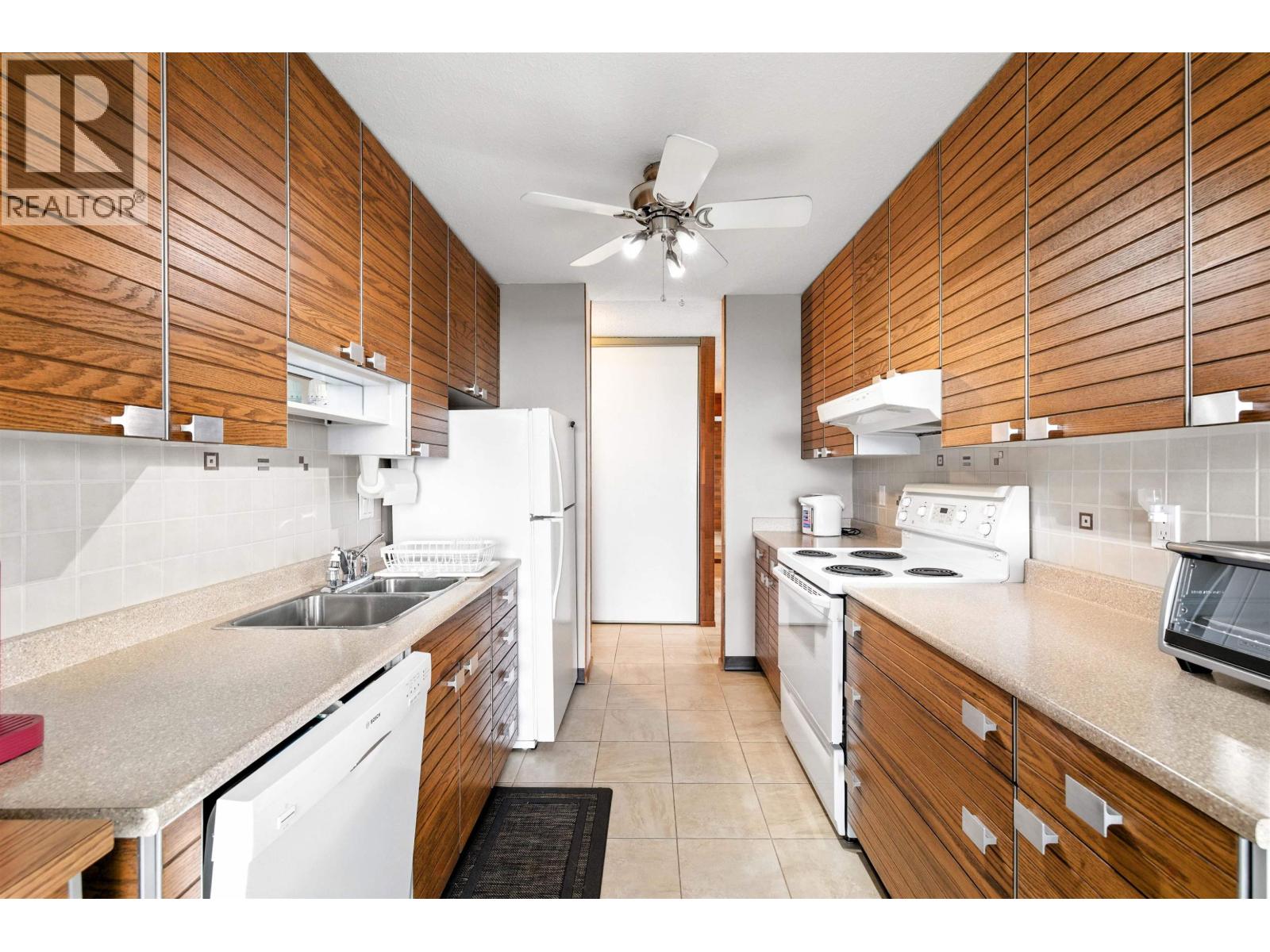 2403 3737 Bartlett Court, Burnaby, British Columbia  V3J 7E3 - Photo 3 - R3040444