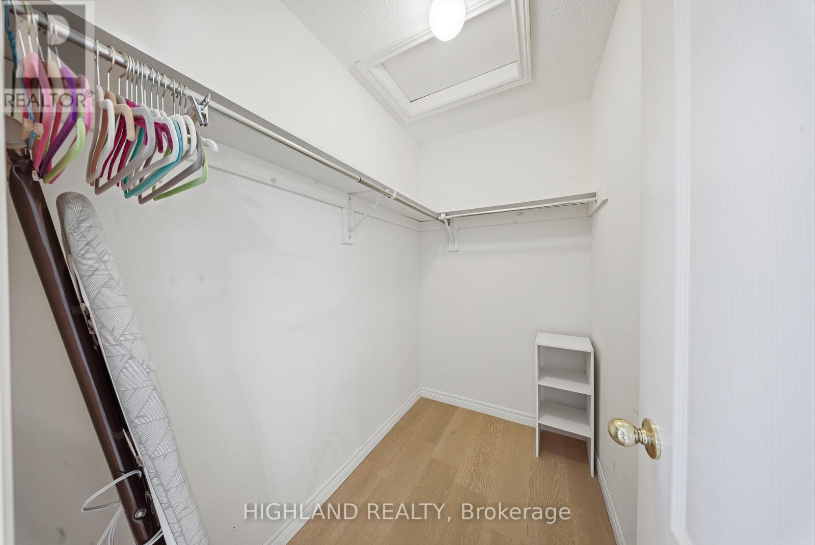 426 Hidden Trail, Oakville, Ontario  L6M 0N4 - Photo 17 - W12470552