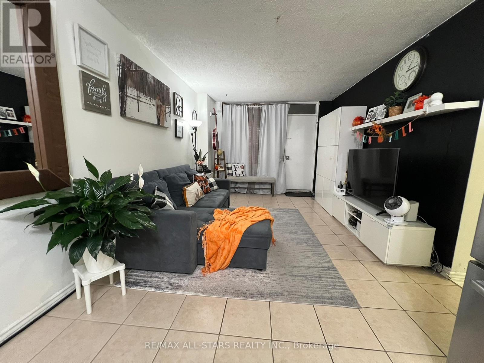 109 - 200 Lotherton Pathway, Toronto, Ontario  M6B 2G8 - Photo 13 - W12360096