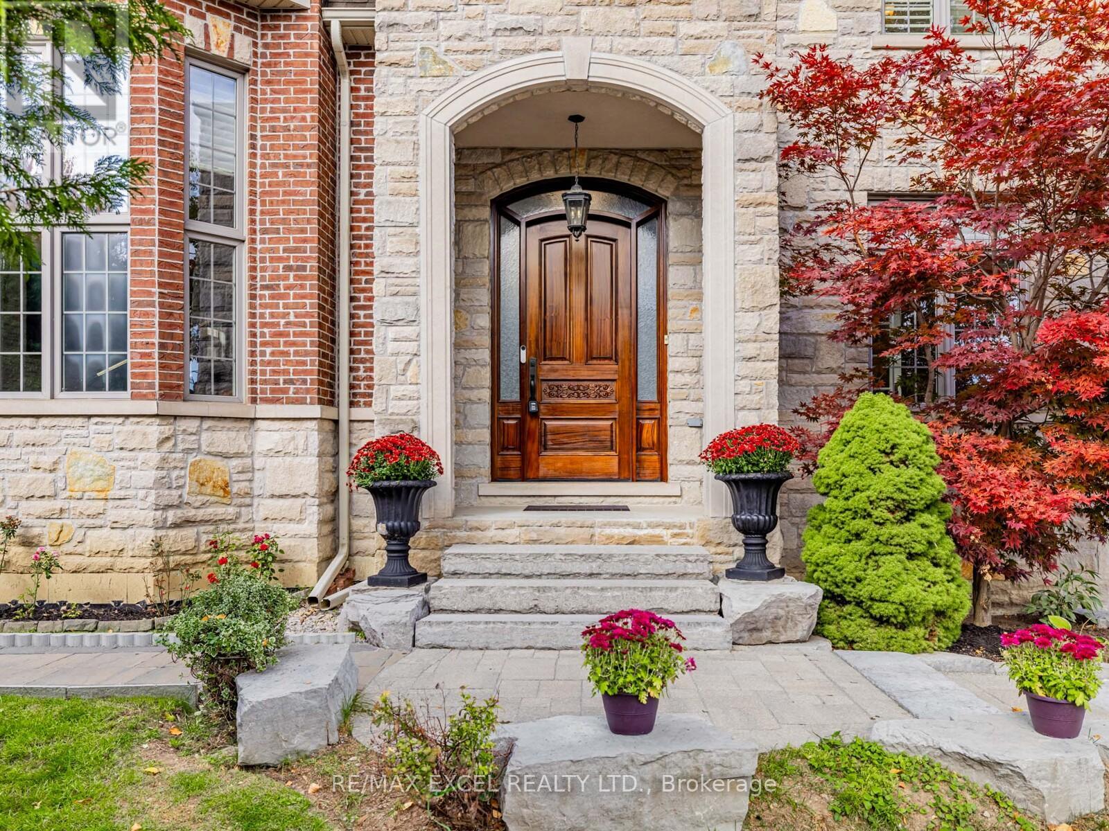 134 Spruce Avenue, Richmond Hill, Ontario  L4C 6W1 - Photo 2 - N12470559