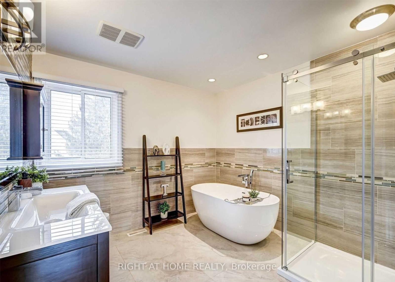 Upper - 6713 Mockingbird Lane, Mississauga, Ontario  L5N 5J8 - Photo 12 - W12467381