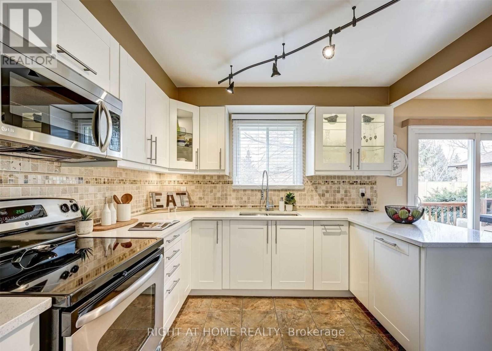 Upper - 6713 Mockingbird Lane, Mississauga, Ontario  L5N 5J8 - Photo 13 - W12467381