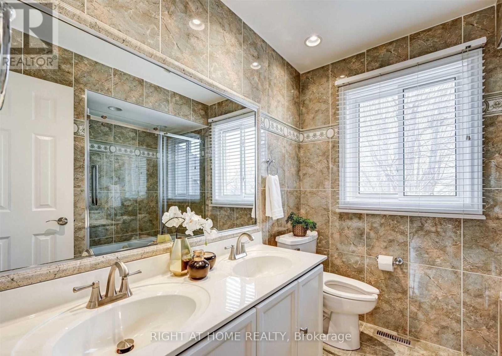 Upper - 6713 Mockingbird Lane, Mississauga, Ontario  L5N 5J8 - Photo 16 - W12467381
