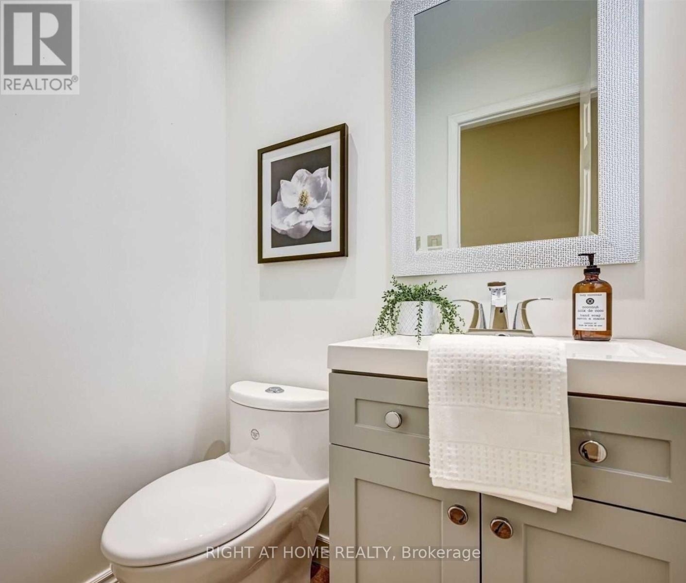 Upper - 6713 Mockingbird Lane, Mississauga, Ontario  L5N 5J8 - Photo 11 - W12467381