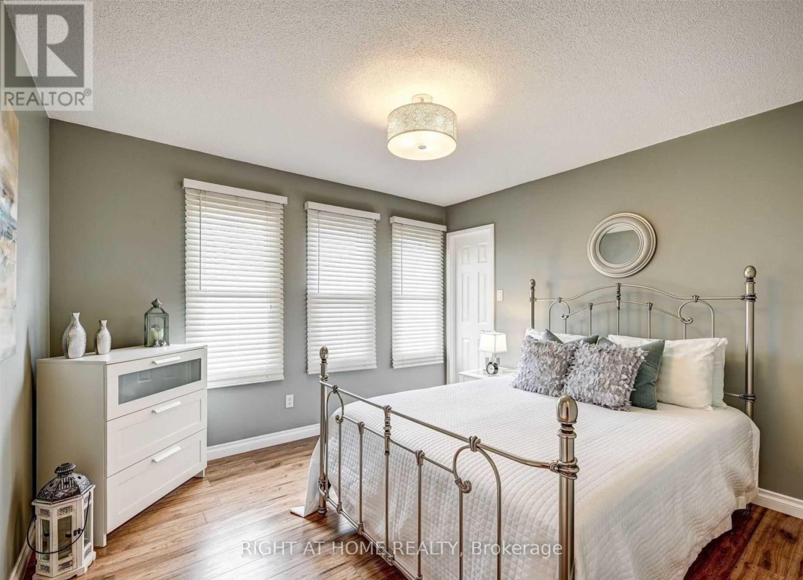 Upper - 6713 Mockingbird Lane, Mississauga, Ontario  L5N 5J8 - Photo 9 - W12467381