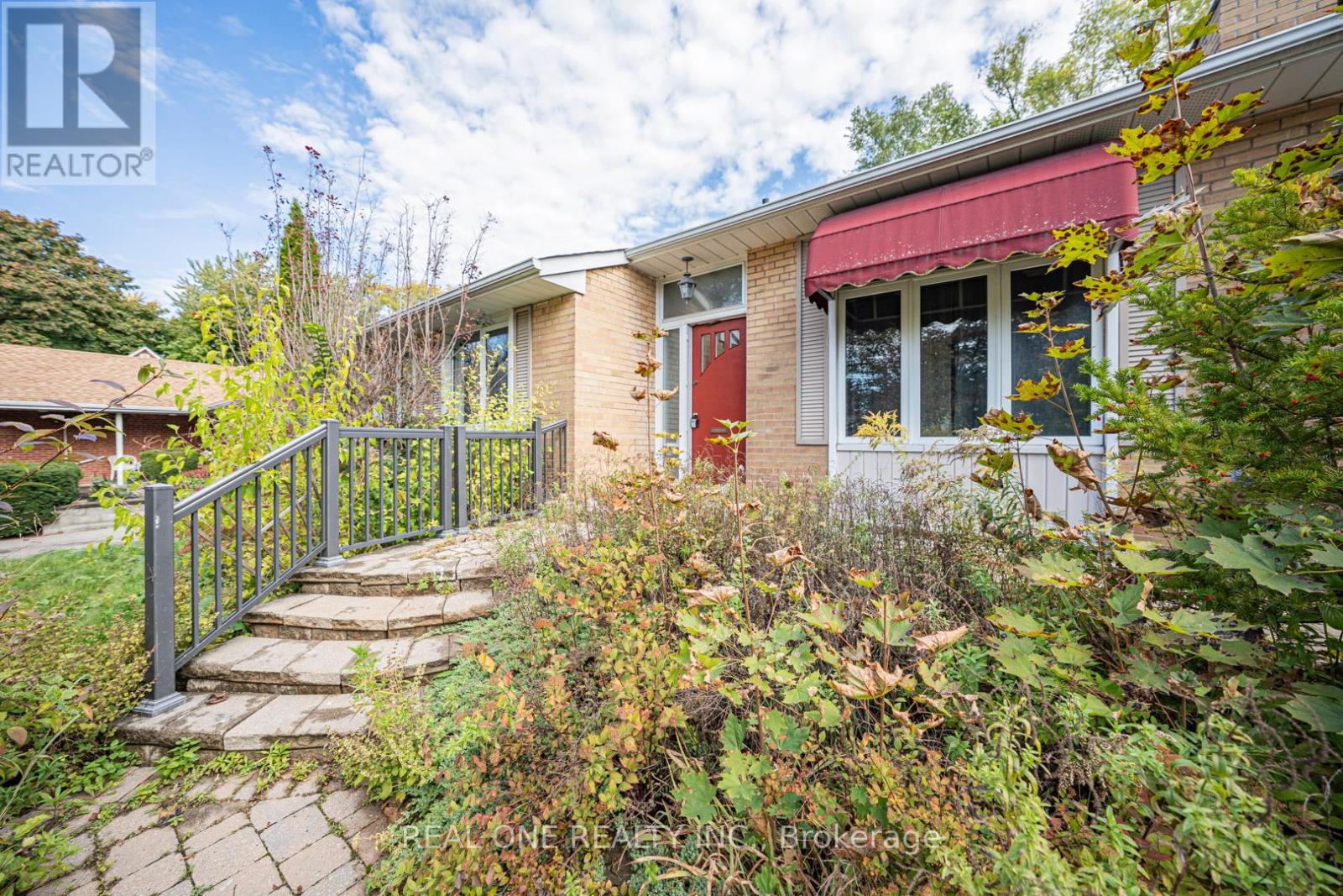 60 Paperbirch Drive, Toronto, Ontario  M3C 2E7 - Photo 2 - C12470571