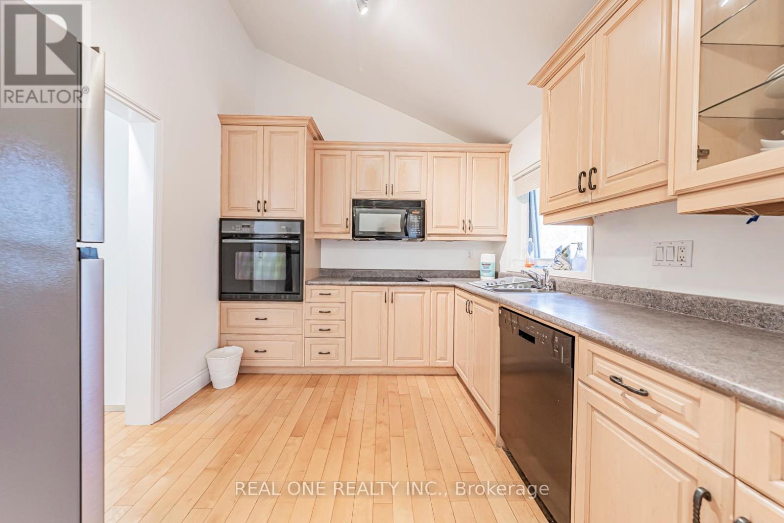60 Paperbirch Drive, Toronto, Ontario  M3C 2E7 - Photo 20 - C12470571