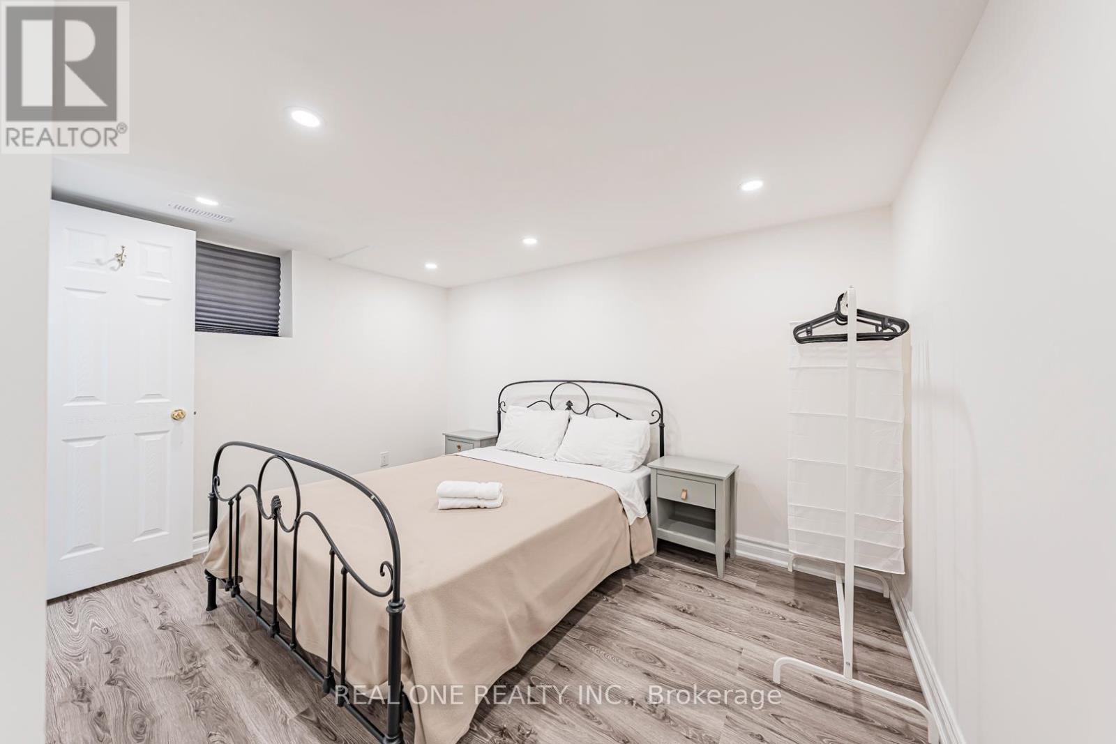 60 Paperbirch Drive, Toronto, Ontario  M3C 2E7 - Photo 24 - C12470571