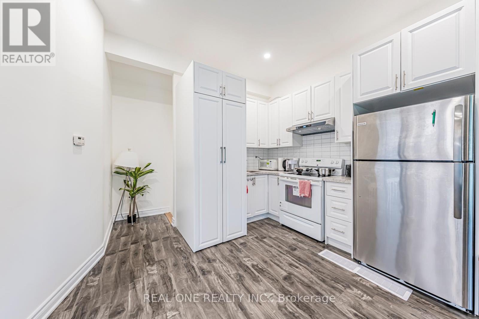 60 Paperbirch Drive, Toronto, Ontario  M3C 2E7 - Photo 9 - C12470571