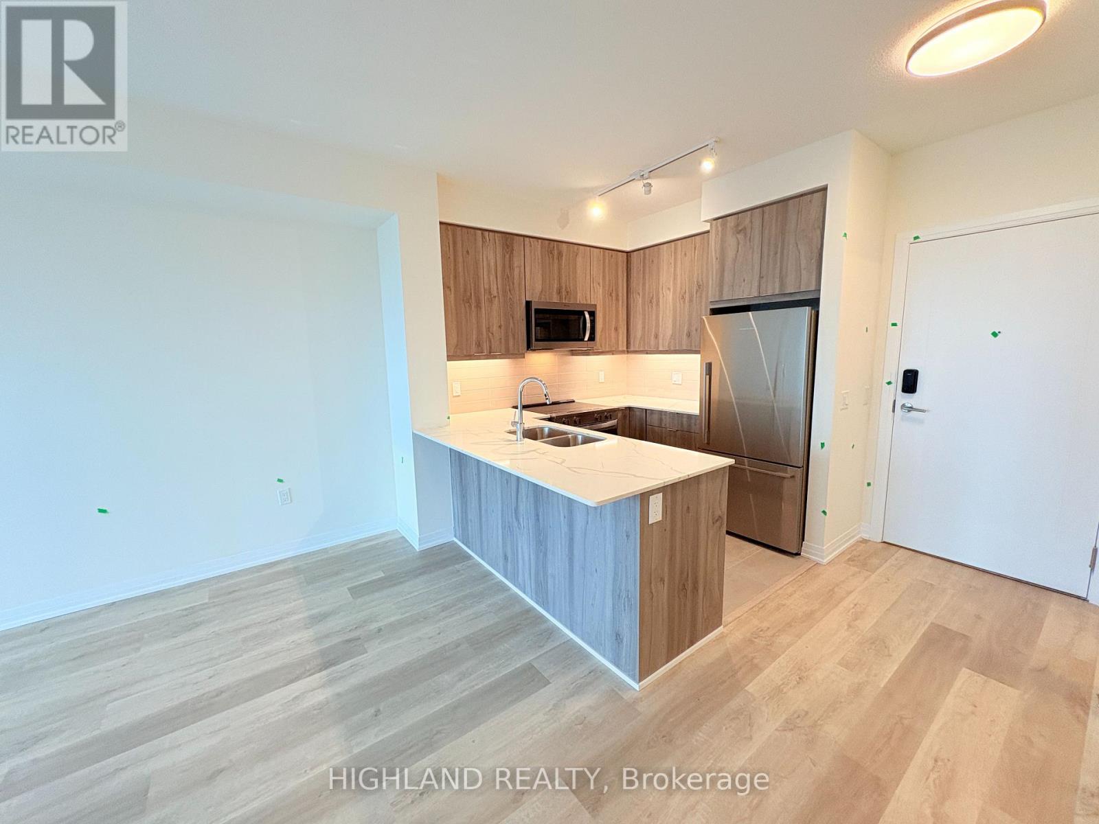 15 Watergarden Drive, Mississauga, Ontario  L5R 0H4 - Photo 3 - W12470572
