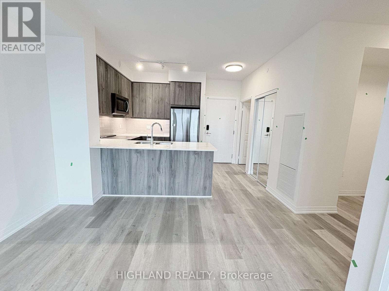 15 Watergarden Drive, Mississauga, Ontario  L5R 0H4 - Photo 4 - W12470572