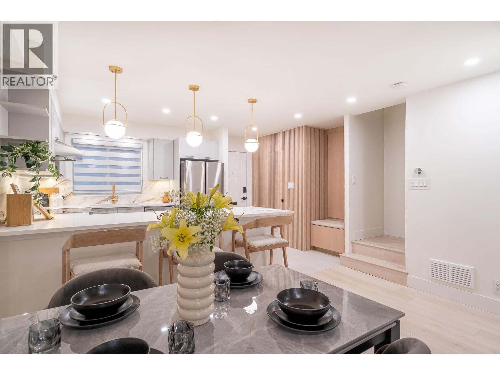 2078 Springer Avenue, Burnaby, British Columbia  V5B 3M5 - Photo 3 - R3057846