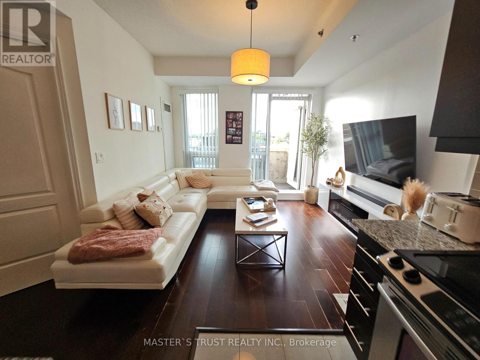 215 - 2756 OLD LESLIE STREET, Toronto, Ontario