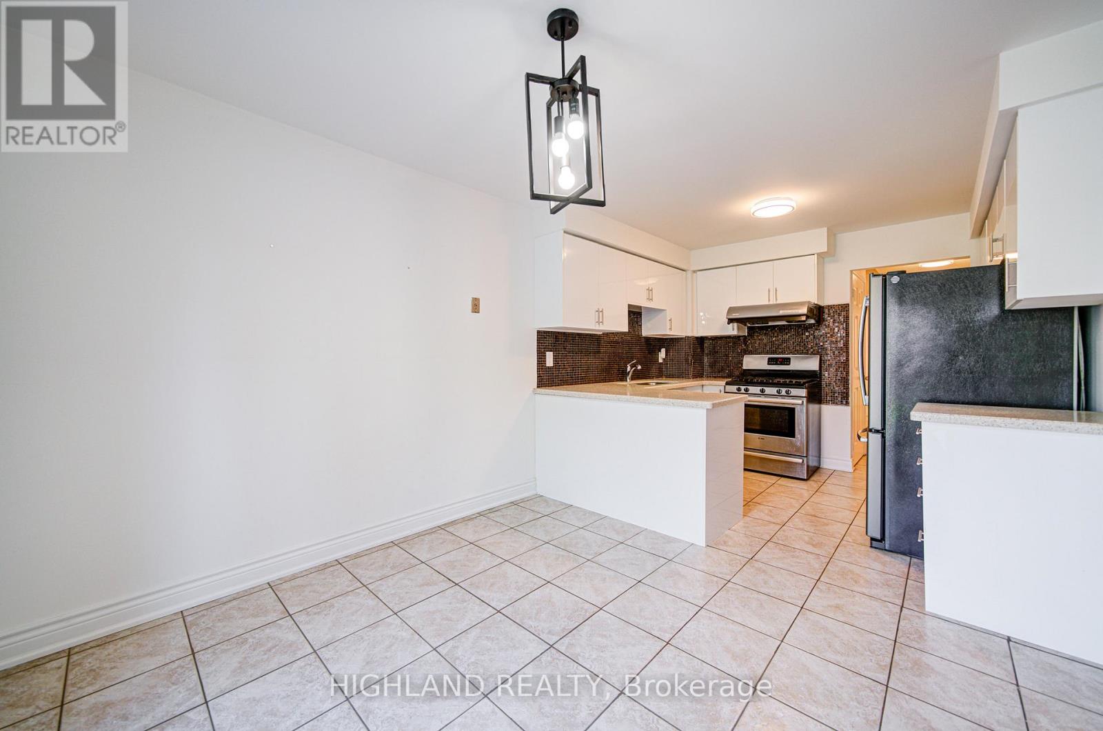 671 Dinsmore Court, Mississauga, Ontario  L5R 3G4 - Photo 10 - W12470580