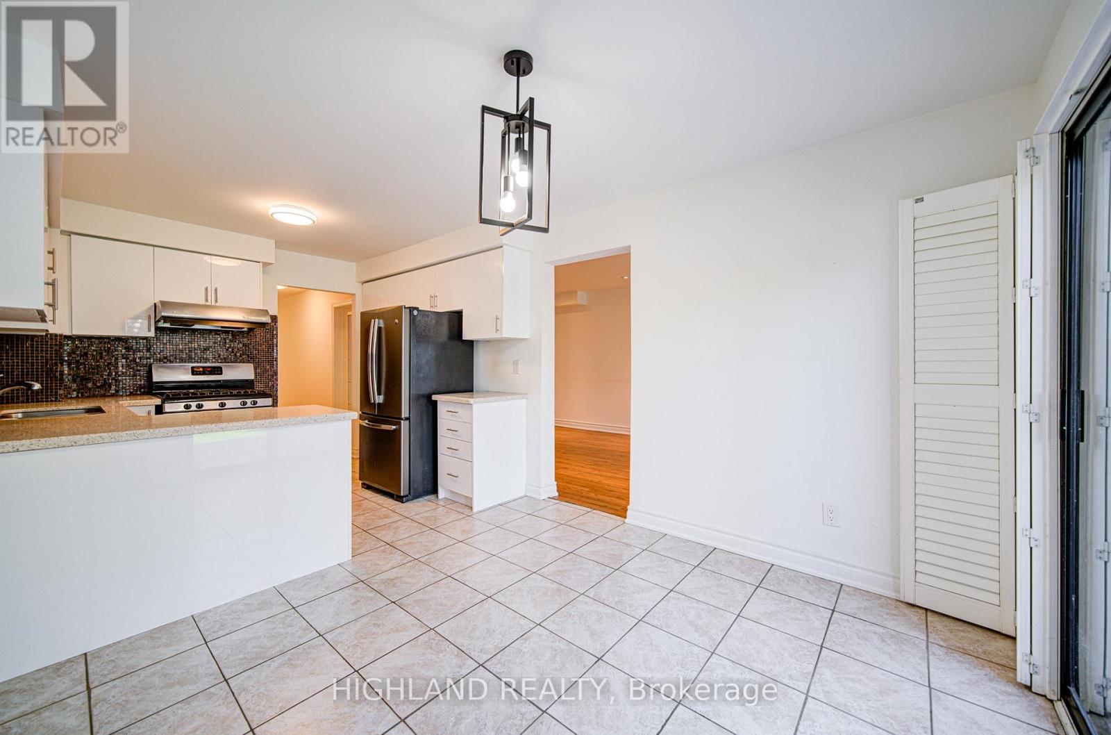 671 Dinsmore Court, Mississauga, Ontario  L5R 3G4 - Photo 11 - W12470580