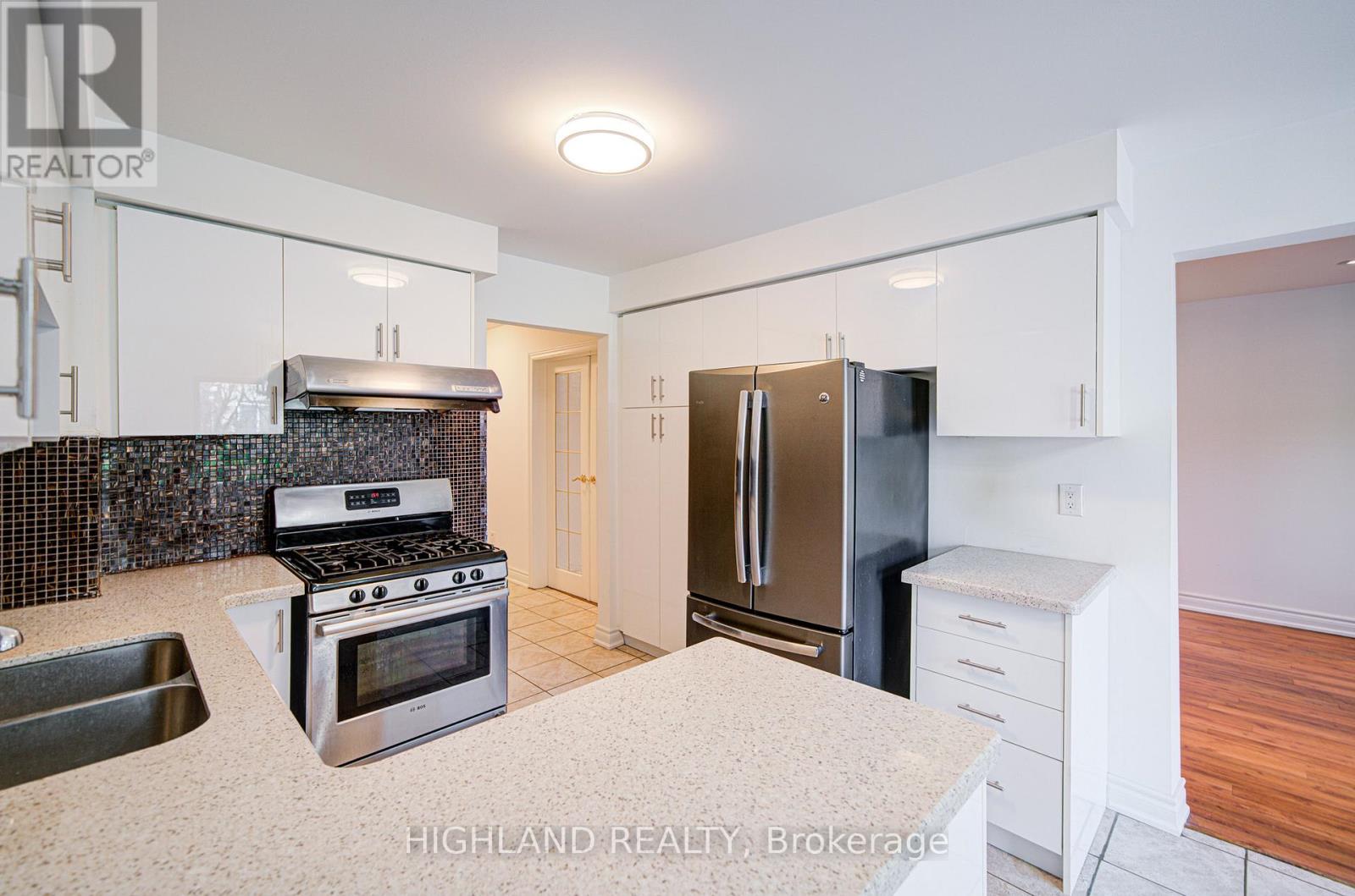 671 Dinsmore Court, Mississauga, Ontario  L5R 3G4 - Photo 12 - W12470580