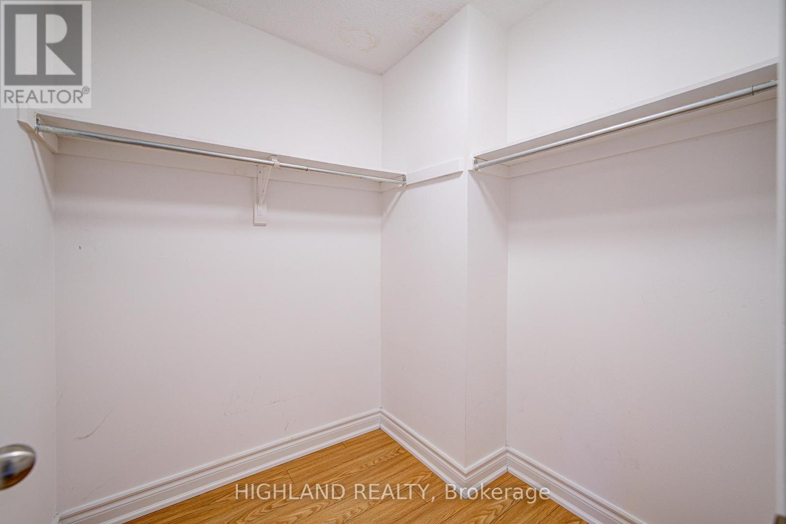 671 Dinsmore Court, Mississauga, Ontario  L5R 3G4 - Photo 18 - W12470580