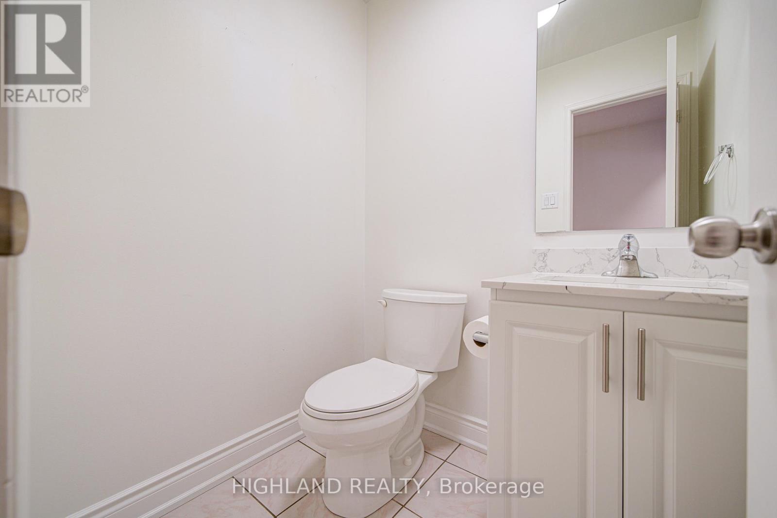 671 Dinsmore Court, Mississauga, Ontario  L5R 3G4 - Photo 3 - W12470580