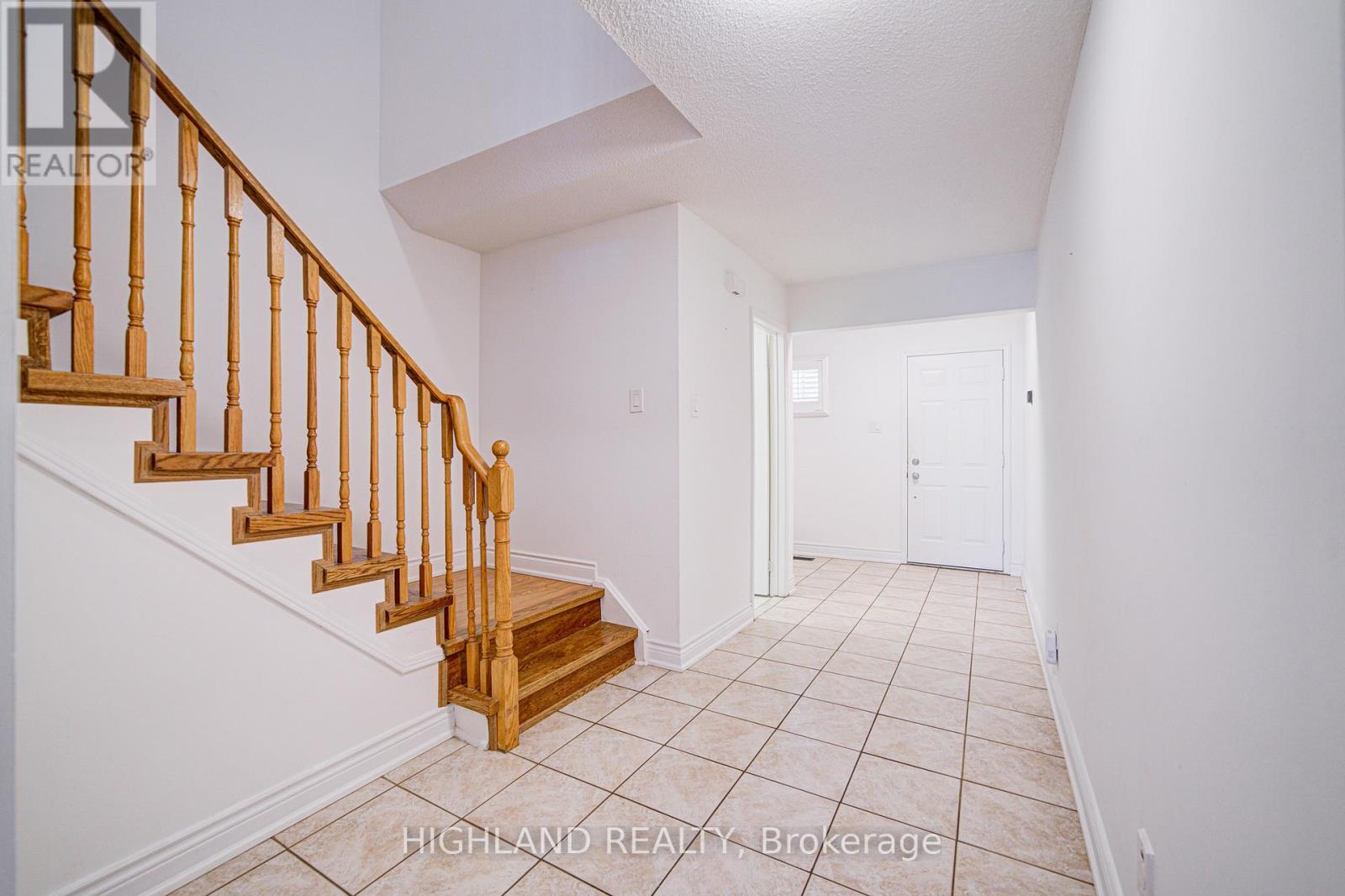 671 Dinsmore Court, Mississauga, Ontario  L5R 3G4 - Photo 4 - W12470580