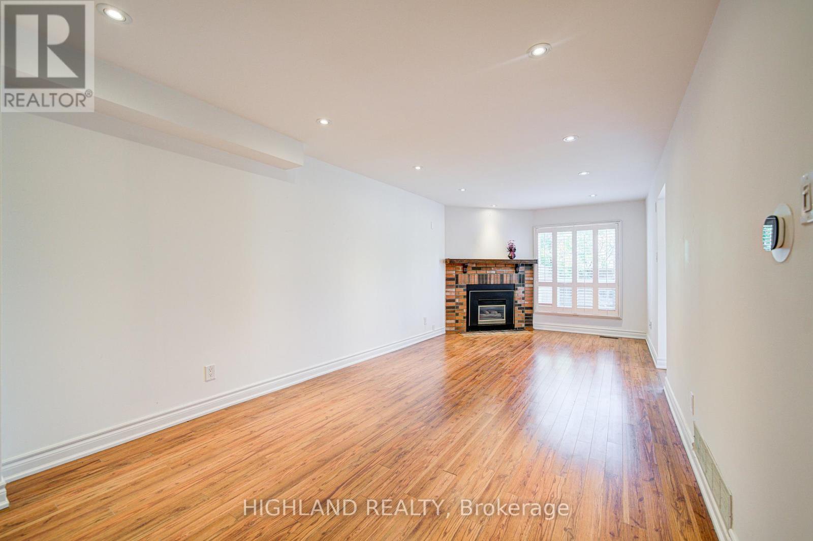 671 Dinsmore Court, Mississauga, Ontario  L5R 3G4 - Photo 5 - W12470580
